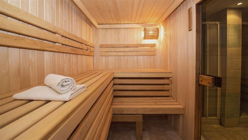 台灣新聞通訊社-健身中心驚藏「多P性愛暗房」外國客也朝聖…201男全裸被逮滿地套套