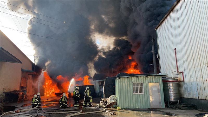 台灣新聞通訊社-桃園蘆竹回收工廠火警!火光、黑色濃煙直竄天際 警消緊急灌救中