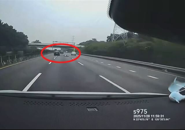 台灣新聞通訊社-高速公路「中線掉出一個人」一陣踉蹌秒爬起！後車嚇尿急剎…警方說話了