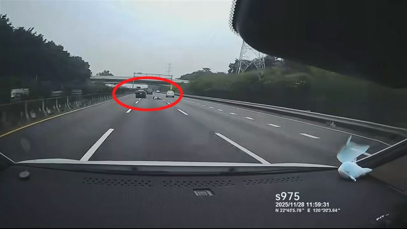 台灣新聞通訊社-高速公路「中線掉出一個人」一陣踉蹌秒爬起！後車嚇尿急剎…警方說話了