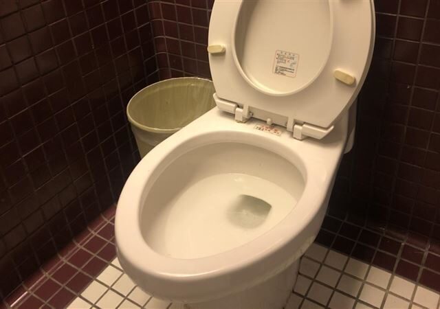 台灣新聞通訊社-10多天沒排便！老翁腹痛忍送醫開刀　麻醉後「糞從口腔噴出」醫傻眼