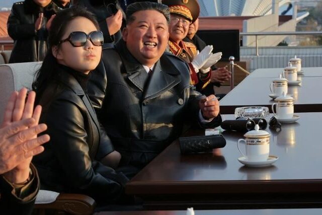 台灣新聞通訊社-北韓公主再現身！穿皮衣出席「空軍80週年」畫面曝光　金正恩發聲了