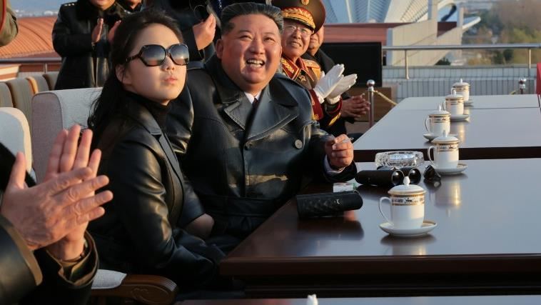 台灣新聞通訊社-北韓公主再現身!穿皮衣出席「空軍80週年」畫面曝光 金正恩發聲了