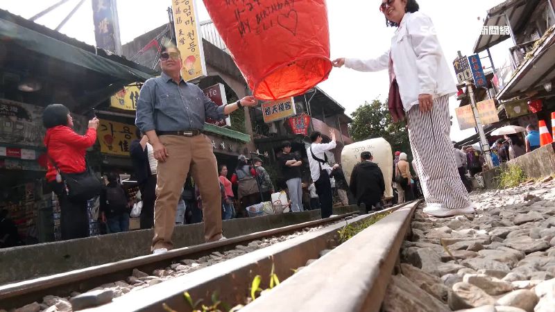 台灣新聞通訊社-台鐵平溪線停駛 今起試辦鐵道合法放天燈