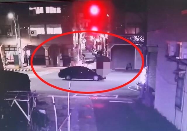 台灣新聞通訊社-又一個不看路！高雄自小客左轉搶快…海巡隊阿兵哥斷魂　驚悚畫面曝光