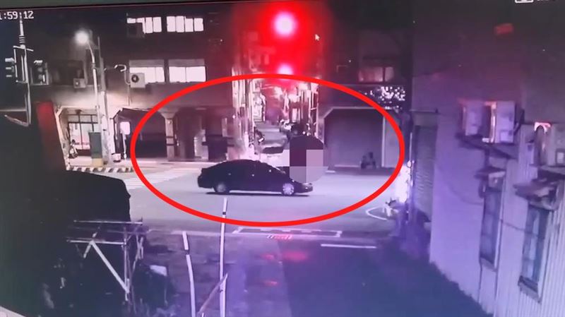 台灣新聞通訊社-又一個不看路！高雄自小客左轉搶快…海巡隊阿兵哥斷魂　驚悚畫面曝光