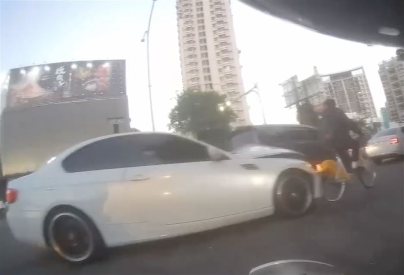 台灣新聞通訊社-撞爛BMW豪車⋯欠12萬維修費跑路了!38歲男「僅落跑4天」又追撞2車