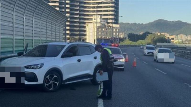 台灣新聞通訊社-國道3號碧潭段驚悚車禍!46歲休旅車駕駛突昏迷 車輛失控偏移衝撞護欄