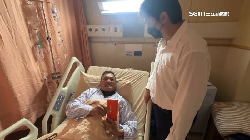 台灣新聞通訊社-「救了全村的男人」住院9天康復　大馬村長王梓安：繼續為村民服務