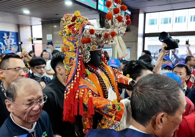 台灣新聞通訊社-萬華大鬧熱！北港媽「遊台北」至青山宮蔣萬安也來湊一腳　信眾擠爆車站
