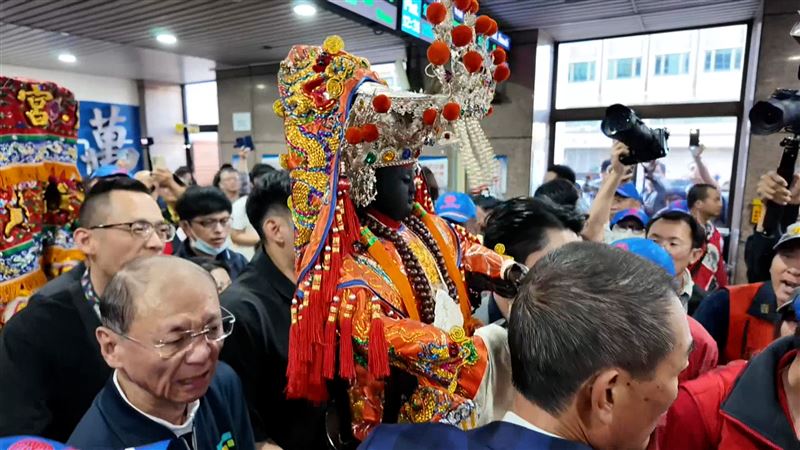 台灣新聞通訊社-萬華大鬧熱!北港媽「遊台北」至青山宮蔣萬安也來湊一腳 信眾擠爆車站