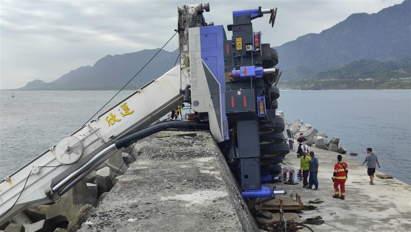 台灣新聞通訊社-台東成功漁港吊車翻覆!車身傾斜、吊臂垂入海 1人無生命跡象待救援