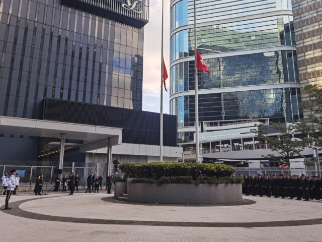 台灣新聞通訊社-港府降半旗舉行默哀儀式 悼念火災罹難者