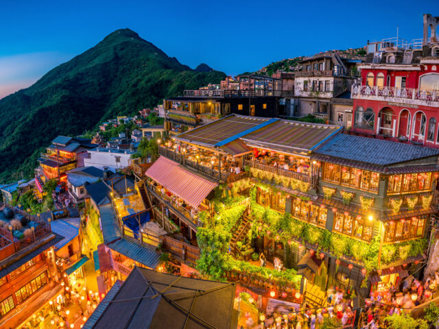 台灣新聞通訊社-他列3點嫌台灣九份是「最雷景點」 兩派網友掀論戰：下雨也很美