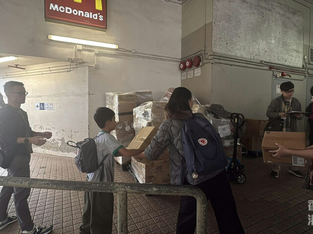 台灣新聞通訊社-香港宏福苑大火 小學生主動當義工搬物資「能幫到人就不覺得重」