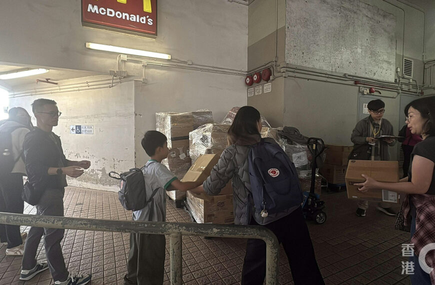 台灣新聞通訊社-香港宏福苑大火 小學生主動當義工搬物資「能幫到人就不覺得重」