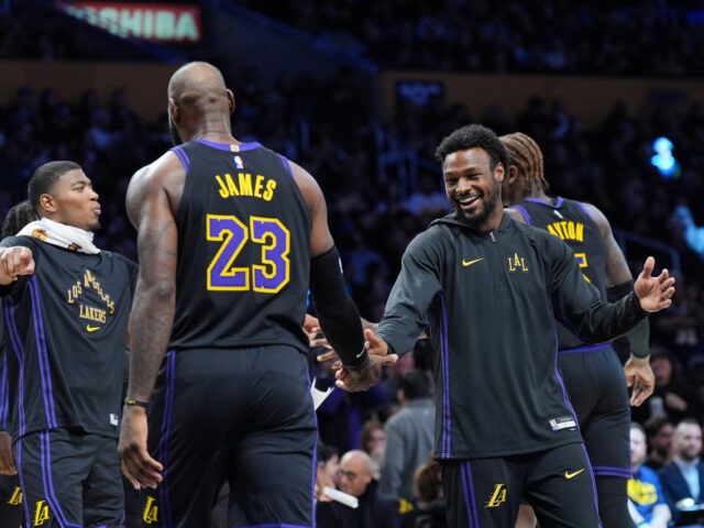 台灣新聞通訊社-NBA／為他感到驕傲！布朗尼輪替表現亮眼 詹姆斯談成長曲線