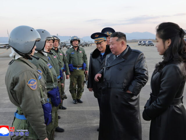 台灣新聞通訊社-金正恩攜女出席北韓空軍80周年 強調空力嚇阻核戰