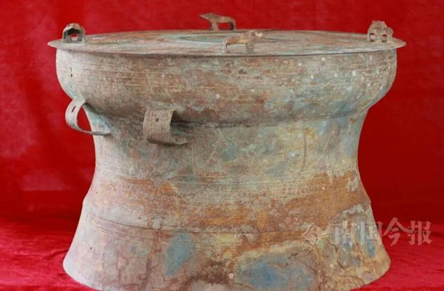 台灣新聞通訊社-挖出古文物！男子挖蚯蚓意外挖出銅鼓 30公斤重來自千年前