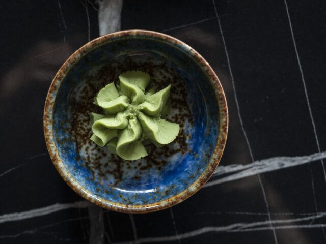 台灣新聞通訊社-吃迴轉壽司必學！內行「擠芥末」神招曝光：乾淨又省力