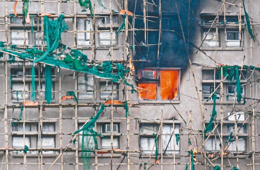台灣新聞通訊社-香港宏福苑大火 陸多地重申嚴禁竹木等易燃材料搭設外牆作業面