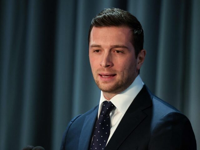 台灣新聞通訊社-法國極右翼黨魁巴德拉又遭砸雞蛋 74歲嫌犯被捕