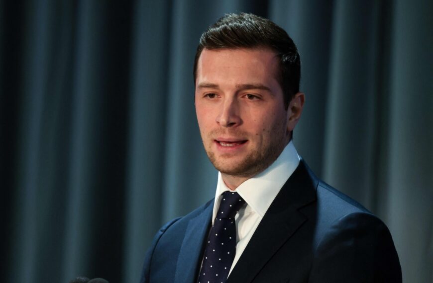 台灣新聞通訊社-法國極右翼黨魁巴德拉又遭砸雞蛋 74歲嫌犯被捕