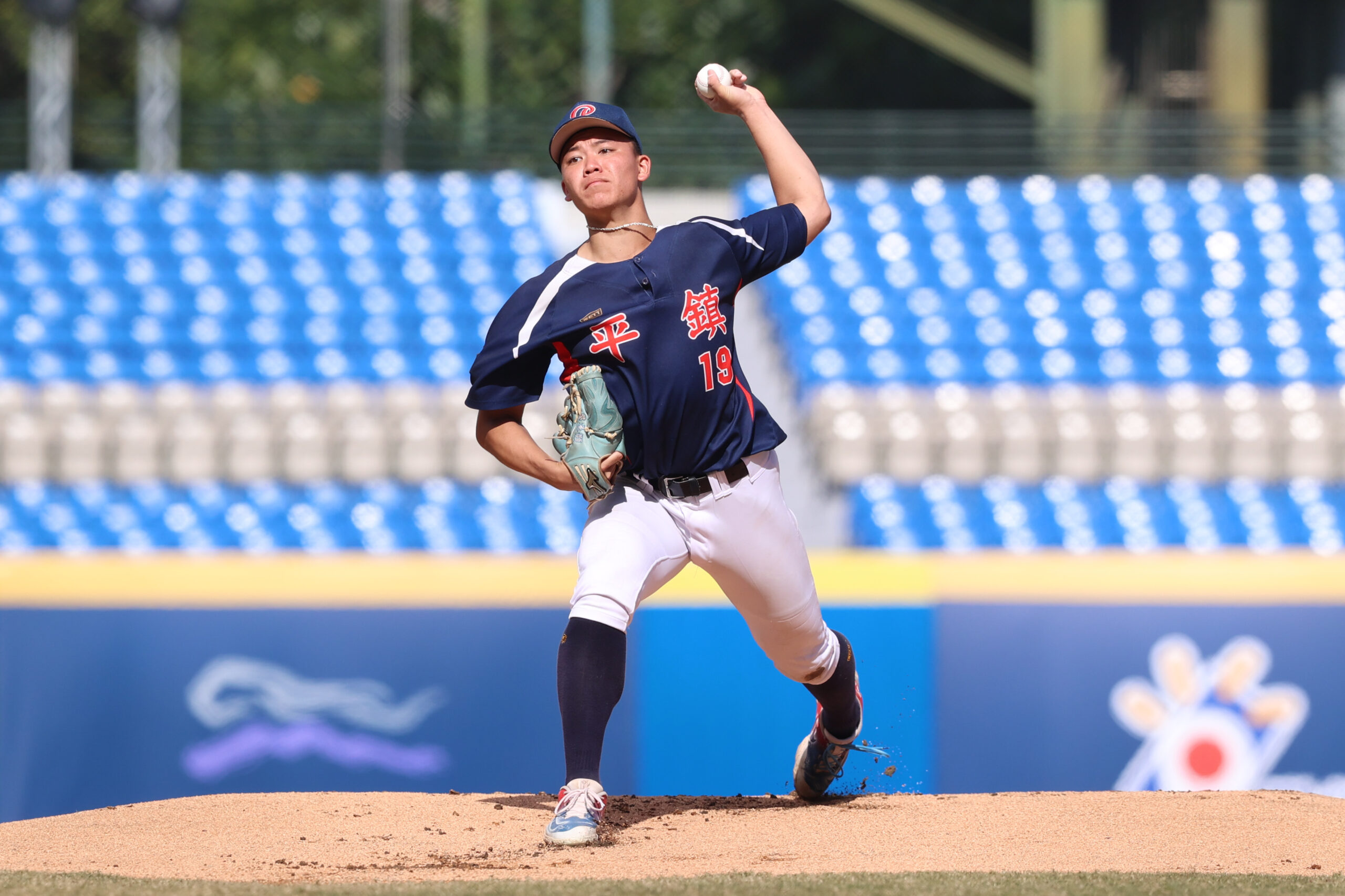 台灣新聞通訊社-黑豹旗／平鎮穩奪隊史第8冠 羅工驚奇演出博掌聲