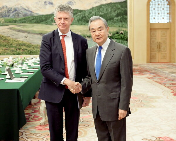 台灣新聞通訊社-繼法國後再提捍衛二戰成果 王毅向英國安顧問說：盼英國堅守一中原則