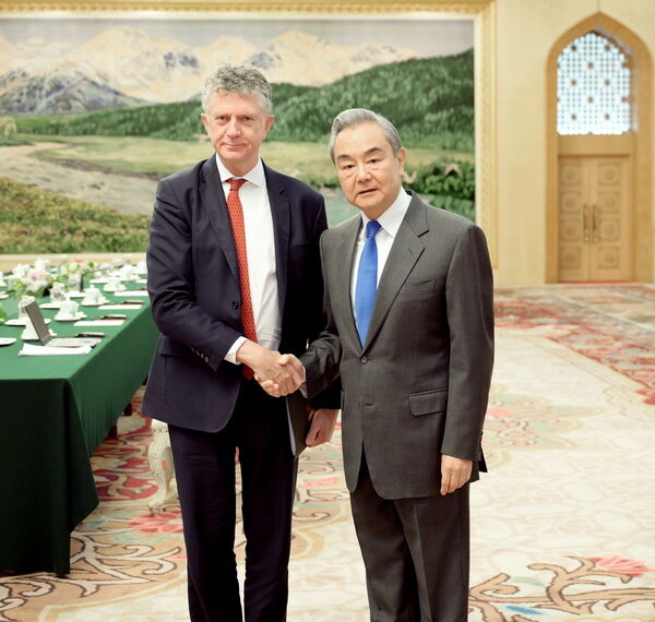 台灣新聞通訊社-繼法國後再提捍衛二戰成果 王毅向英國安顧問說：盼英國堅守一中原則