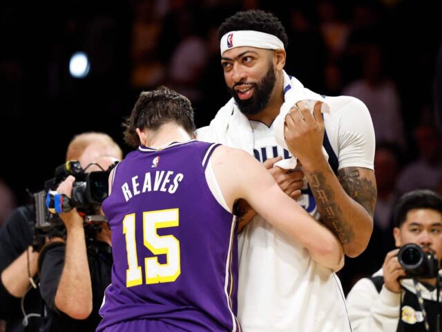 台灣新聞通訊社-NBA／不知道為何AD要和他換球衣 湖人里夫斯：我欠他很多