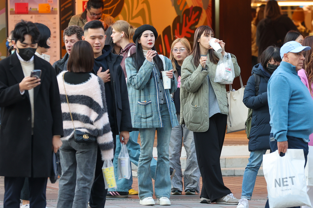台灣新聞通訊社-周日雲量增多局部短暫雨 下周東北季風增強「這天明顯降溫」剩1字頭