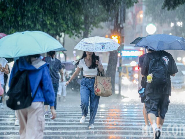 台灣新聞通訊社-出門帶雨具 水氣稍增零星短暫雨 周二晚起東北季風增強北東降溫