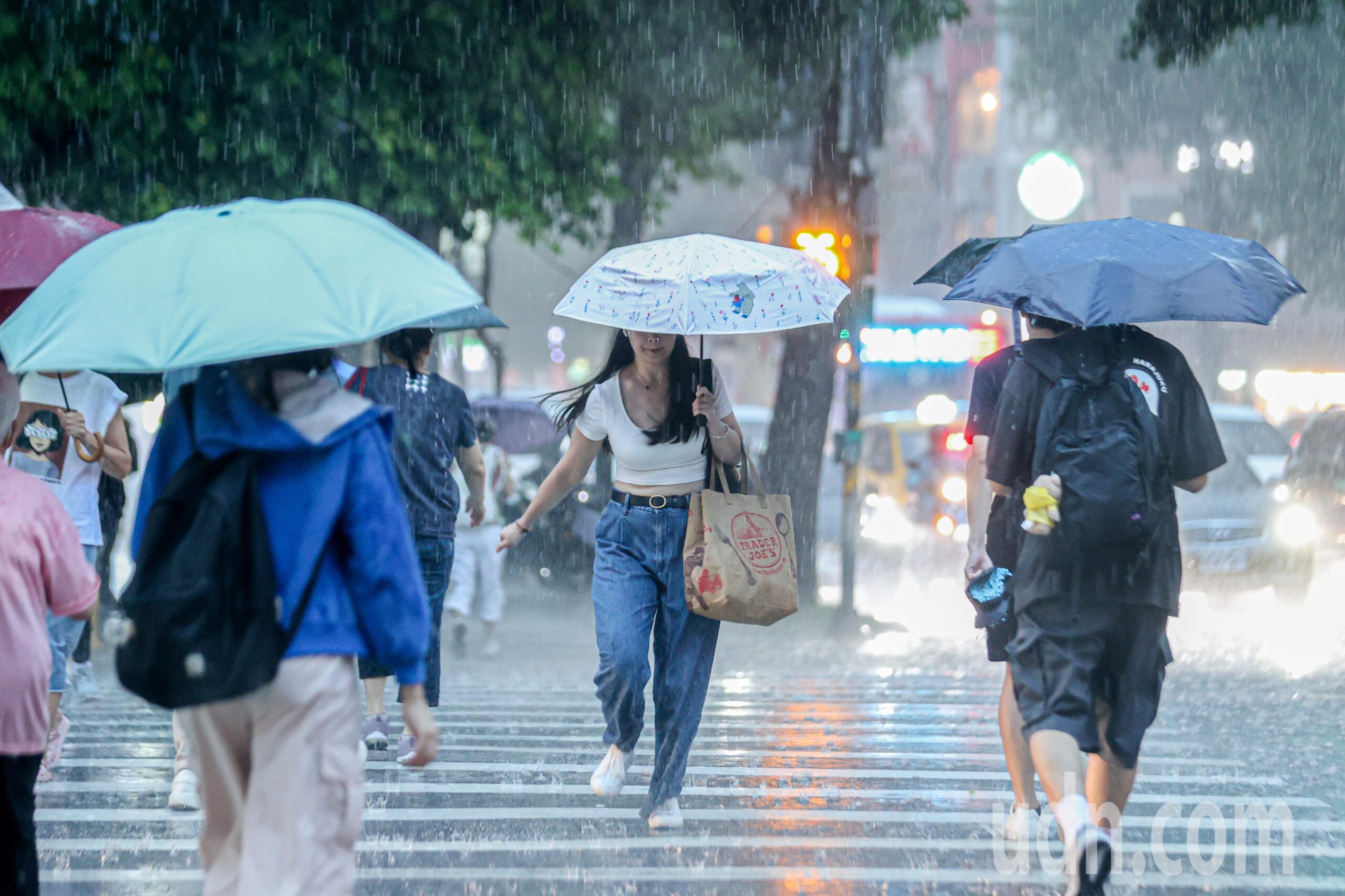 台灣新聞通訊社-出門帶雨具 水氣稍增零星短暫雨 周二晚起東北季風增強北東降溫