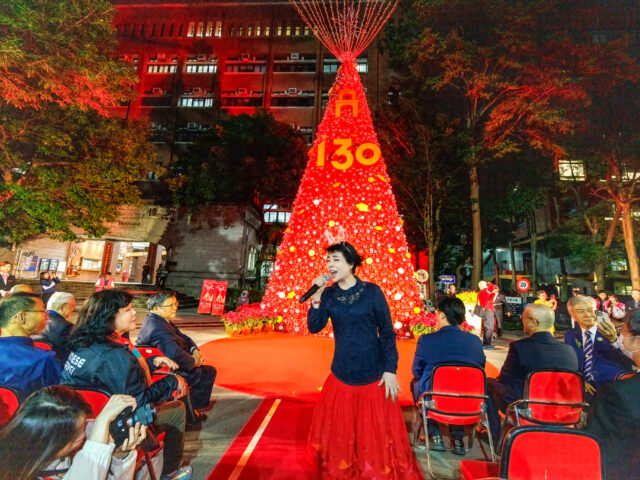 台灣新聞通訊社-雙春金蛇年最高火紅15米聖誕樹 璀璨國北教大