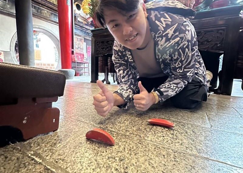 台灣新聞通訊社-感人!三年心願擲立筊定緣 余凱揚迎請新港金虎爺