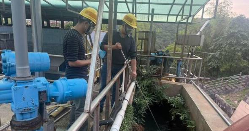 台灣新聞通訊社-基隆河見油汙「居民怒自來水有汽油味」 基市府:今首波開罰台水公司