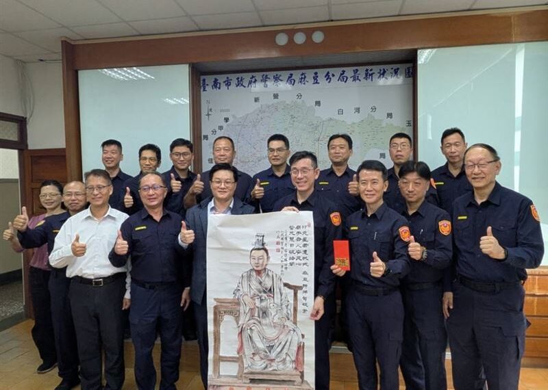台灣新聞通訊社-麻豆警偵破神像遭盜案!市府副秘書長照原雕像繪「卯兔星君」贈警分局