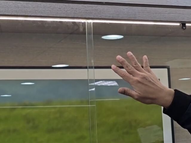 台灣新聞通訊社-桃機玻璃砸返國遊客！深夜「無人救」…腰際刮出血痕　保全丟1句傻眼