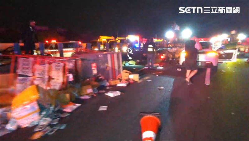 台灣新聞通訊社-國1南下凌晨4車連撞10傷!轎車卡物流車下、1車頂被削「他傷重滿臉血」