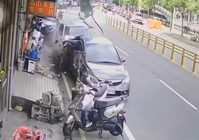 台灣新聞通訊社-快訊／基隆毒駕連撞9車　釀1死2傷