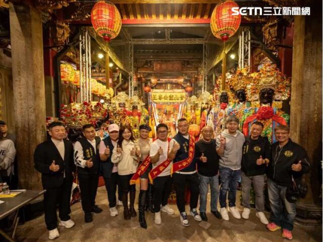 台灣新聞通訊社-一歲娃勇奪爐主！青山宮擲爐主大典爆棚　全場喊破宮埕：嘴嘴杯！