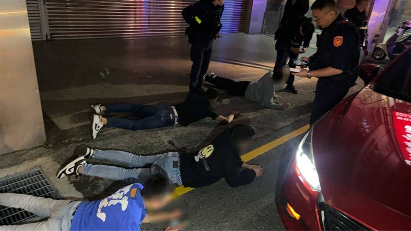 台灣新聞通訊社-新竹城隍廟攤販工讀生欠錢未還遭砍「臟器外露」2嫌遭聲押