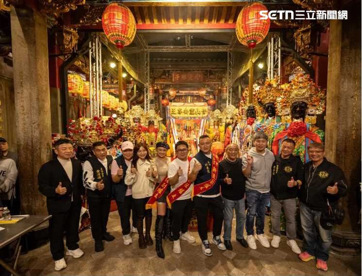 台灣新聞通訊社-一歲娃勇奪爐主!青山宮擲爐主大典爆棚 全場喊破宮埕:嘴嘴杯!