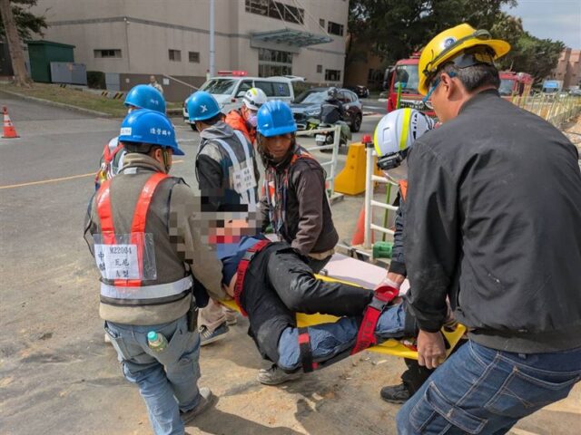 台灣新聞通訊社-快訊／竹科新三期工程廠房意外！「鷹架倒塌」3工人墜5米斷腿　搶救送醫