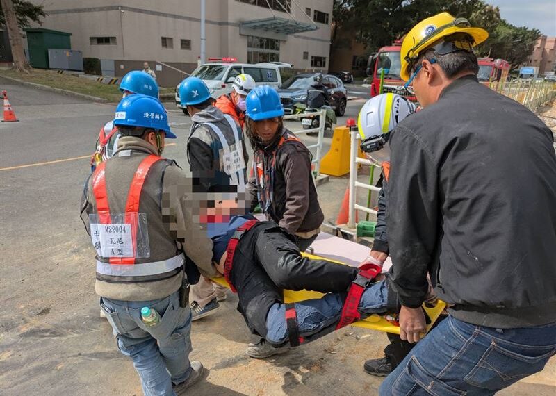 台灣新聞通訊社-快訊/竹科新三期工程廠房意外!「鷹架倒塌」3工人墜5米斷腿 搶救送醫
