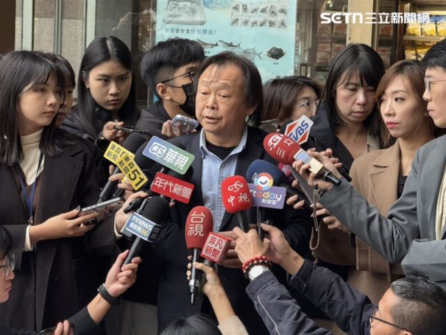 台灣新聞通訊社-新黨拿衛生紙鬧場酸「共諜兒子」　王世堅嗆「放馬過來」：生死狀簽一簽