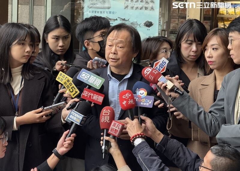 台灣新聞通訊社-新黨拿衛生紙鬧場酸「共諜兒子」 王世堅嗆「放馬過來」:生死狀簽一簽