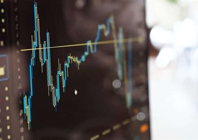 台灣新聞通訊社-收盤／台股驚魂量縮回跌321點！資金大逃轉戰傳產　漢翔太陽能強過大盤