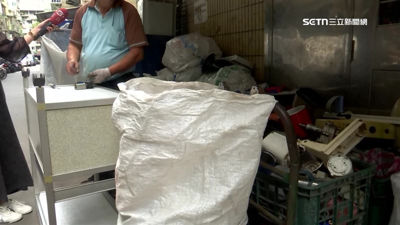 台灣新聞通訊社-送拾荒嬤32元回收電鍋獲罪！網挺清潔員拚無罪「願付20萬」　律師出手了